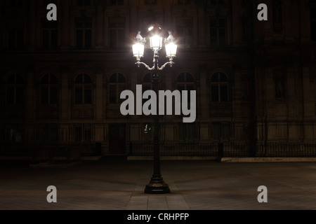 Straßenlaterne beleuchtet in der Nacht in Place de l ' Hotel de Ville, Paris, Frankreich Stockfoto