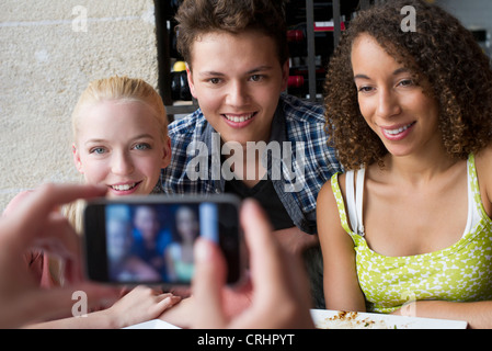 Freunde mit Schalltrichter fotografiert werden Stockfoto