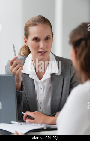 Geschäftsfrau Beratung client Stockfoto