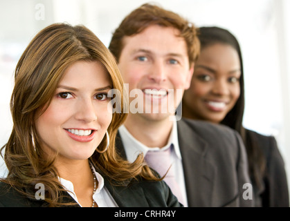 verschiedene Business-Team von drei jungen Leuten, ein rothaariger Mann, eine weiße und eine schwarze Frau Stockfoto