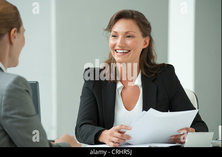 Geschäftsfrau interviewt Bewerber Stockfoto
