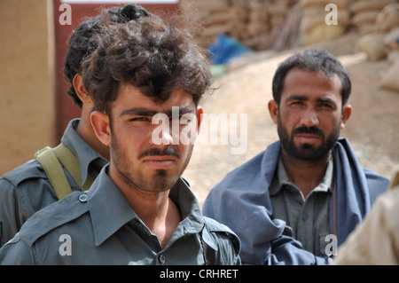 Dieses Foto fesselt mir die Sorglosigkeit, die von der afghanischen Polizei (nicht einschließlich ANCOP) ausgedrückt wird Stockfoto