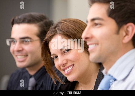 Business-Leute in einem Büro lächelnd Stockfoto