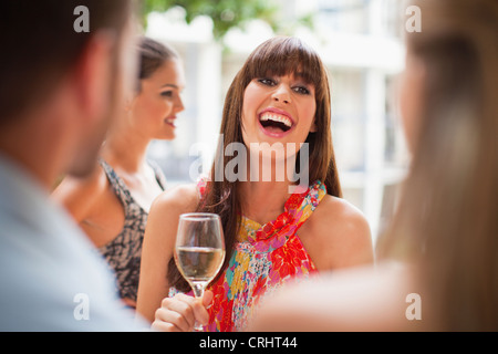 Frau im Gespräch in der Gruppe auf party Stockfoto