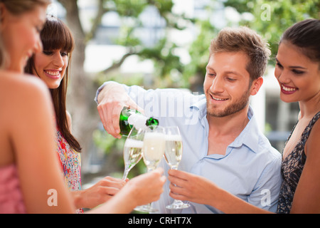 Freunde, trinken Champagner zusammen Stockfoto