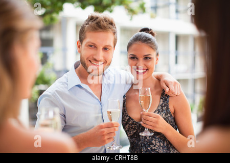 Paar, trinken Champagner zusammen Stockfoto