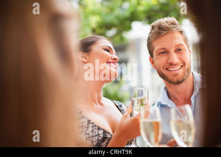 Freunde, trinken Champagner zusammen Stockfoto