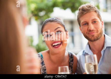 Freunde, trinken Champagner zusammen Stockfoto