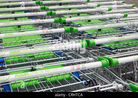 ASDA Supermarkt Trolleys Forfar Scotland UK Stockfoto