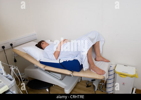 Vor der Implantation und während Hormontherapie CT Scans durchgeführt, um weibliche Patienten Eierstöcke kontrollieren. Stockfoto