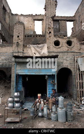 Kabul, Afghanistan, Kesselschmiede zwischen den Trümmern Stockfoto