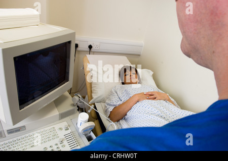 Vor der Implantation und während Hormontherapie CT Scans durchgeführt, um weibliche Patienten Eierstöcke kontrollieren. Stockfoto