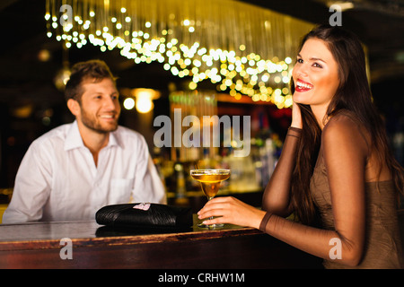 Frau im Gespräch mit Bartender bei Bar Stockfoto