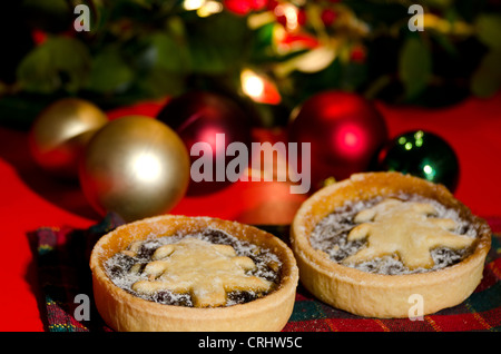 Festliche oder Weihnachten Mince Pies mit saisonalen Weihnachten Hintergrund - Studio mit einer geringen Schärfentiefe erschossen Stockfoto