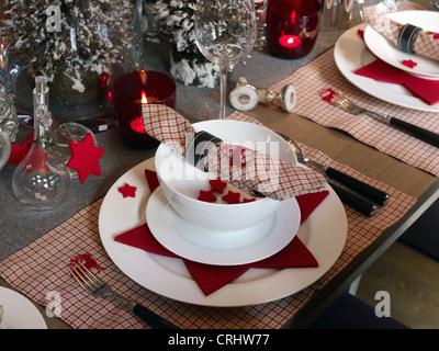 Gedeckter Tisch mit Weihnachtsdekoration Stockfoto