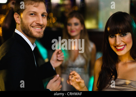 Lächelnd Freunde tanzen in Bar Stockfoto