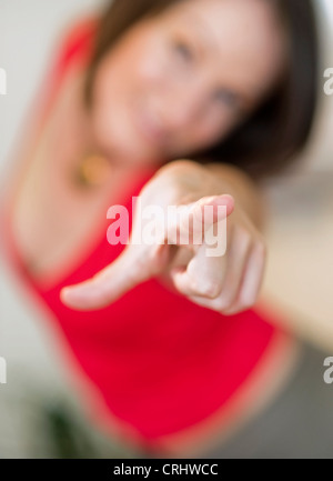 Frau zeigt einen finger Stockfoto