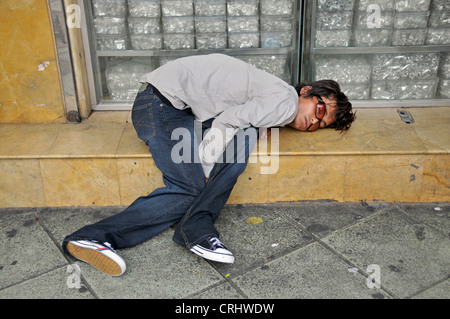 Trunkenbold schlafen auf einer Bank, Thailand, Bangkok Stockfoto