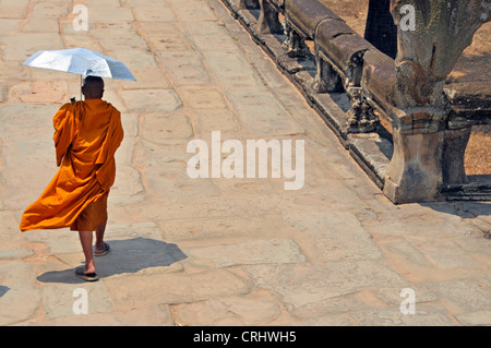 Munk mit Sonnenschirm in Angkor Wat, Kambodscha Stockfoto