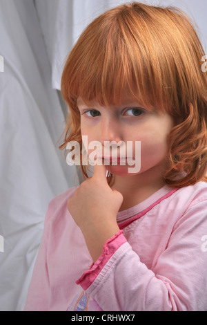 Kleine rothaarige Mädchen im Schlafanzug schmollend will nicht ins Bett gehen Stockfoto