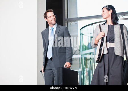 Geschäftsleute gehen im Büro Stockfoto