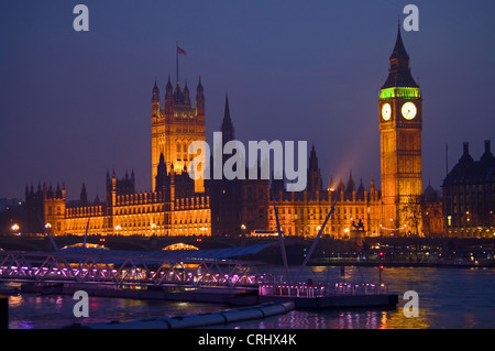 Häuser des Parlaments, Big Ben, London Eye Pier & Westminster Bridge beleuchtet in der Nacht, über Themse vom Südufer gesehen Stockfoto