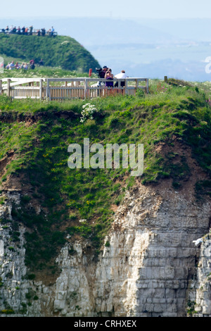 Vogelbeobachter auf Aussichtsplattformen am RSPB reserve Bempton Cliffs, Yorkshire. Stockfoto