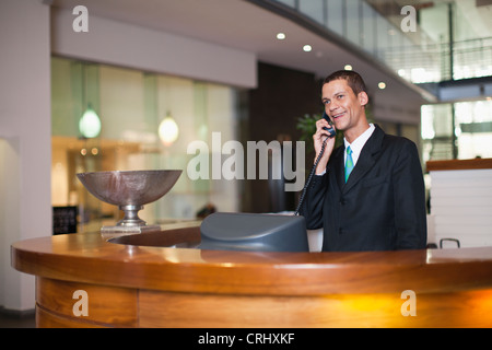 Concierge des Hotels am Telefon sprechen Stockfoto