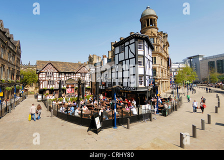 Shambles Square in Manchester. Die alte Wellington Inn und Sinclaires Oyster Bar wurden von ihrem ursprünglichen Speicherort 1999 zog. Stockfoto