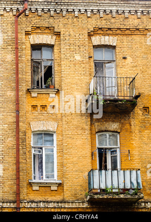 Alte bemalte Mauer mit offenem Fenster, Kiew, Ukraine Stockfoto