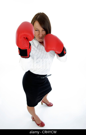junge Geschäftsfrau mit Boxhandschuhen Stockfoto