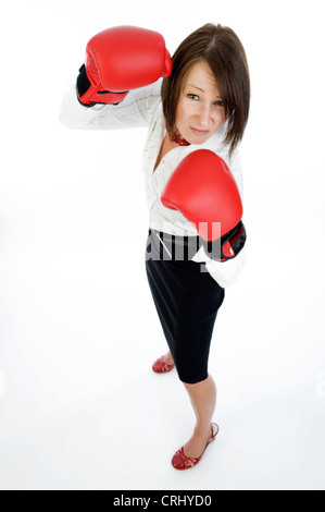 junge Geschäftsfrau mit Boxhandschuhen Stockfoto
