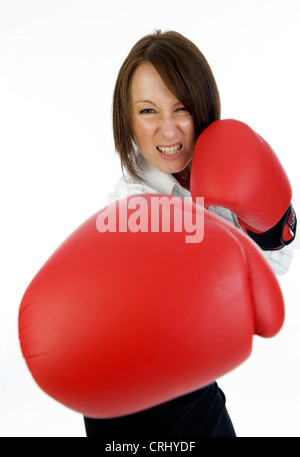 junge Geschäftsfrau mit Boxhandschuhen Stockfoto