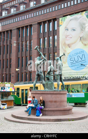 Kolmen Schmiedearbeit Patsas drei Smiths-Statue (1932) vor Stockmann Abteilung Speichern Helsinki Finnland Europa Stockfoto