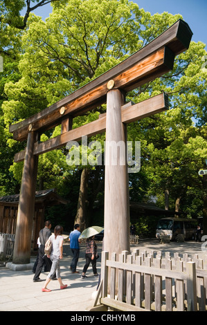 Torii-Tor am Meiji-Schrein, Tokyo, Japan Stockfoto