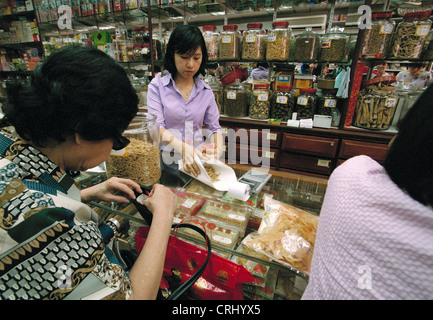 Verkäuferin in einem traditionellen chinesischen Apotheke