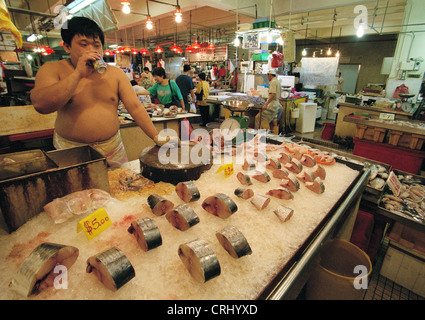 Fischhaendler auf einem chinesischen Bauernmarkt Stockfoto