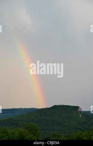 Schöne echte natürliche Regenbogen Himmel und Erde verbindet Stockfoto