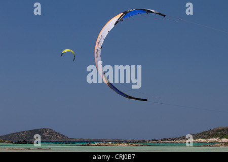 Zwei Kitesurfer auf das türkisblaue Meer und blauen Himmel Elafonissi Strand Kreta Griechenland Stockfoto