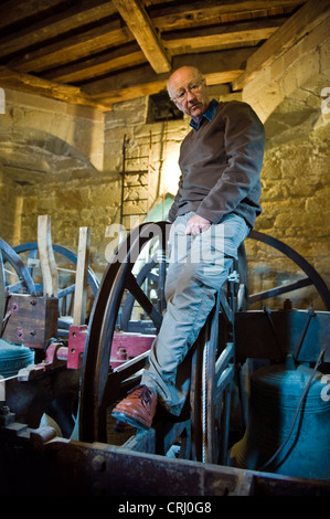 Die Kirchenglocken montiert auf Rahmen in Bell Kammer im Turm von St Andrew Church bei Presteigne Powys Mid-Wales UK Stockfoto