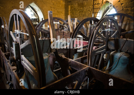 Die Kirchenglocken montiert auf Rahmen in Bell Kammer im Turm von St Andrew Church bei Presteigne Powys Mid-Wales UK Stockfoto