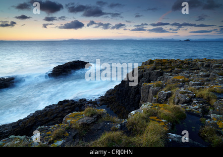 Ein Novemberabend am Ort der Höhle des Goldes in der Nähe von Kilmuir mit den äußeren Hebriden in der Ferne, Isle Of Skye, Schottland Stockfoto