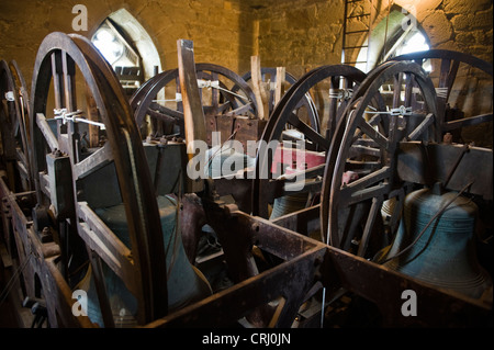 Die Kirchenglocken montiert auf Rahmen in Bell Kammer im Turm von St Andrew Church bei Presteigne Powys Mid-Wales UK Stockfoto