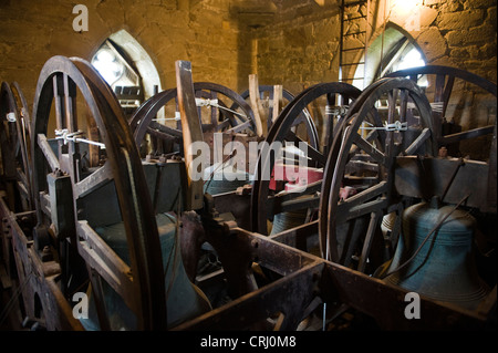 Die Kirchenglocken montiert auf Rahmen in Bell Kammer im Turm von St Andrew Church bei Presteigne Powys Mid-Wales UK Stockfoto