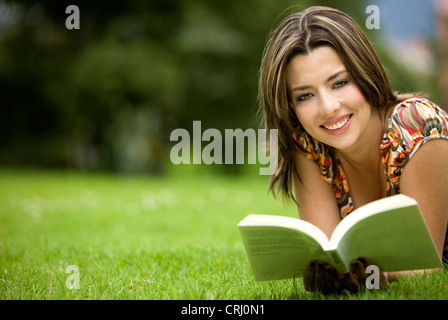 schöne Mädchen, ein Buch zu lesen Stockfoto