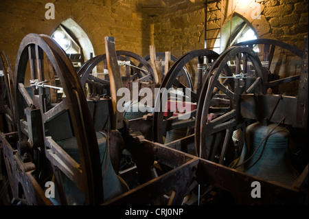 Die Kirchenglocken montiert auf Rahmen in Bell Kammer im Turm von St Andrew Church bei Presteigne Powys Mid-Wales UK Stockfoto