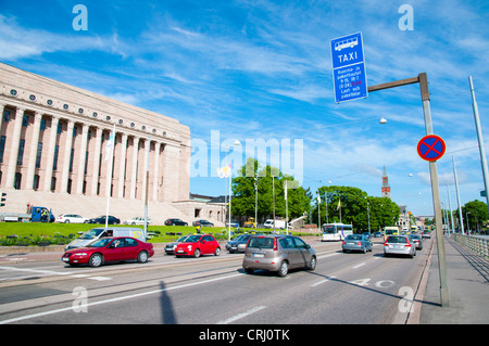 Das Parlamentsgebäude am Mannerheimintie Straße Helsinki Finnland Mitteleuropa vor Eduskuntatalo Verkehr Stockfoto