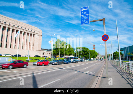 Das Parlamentsgebäude am Mannerheimintie Straße Helsinki Finnland Mitteleuropa vor Eduskuntatalo Verkehr Stockfoto