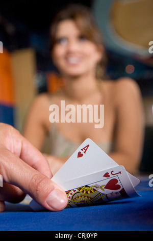 Karte des Spielers Hand Blackjack, weibliche Antagonist immer noch ahnungslos lächelt enthüllt Stockfoto