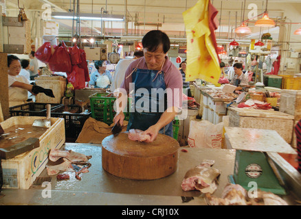 Fischhaendler auf einem chinesischen Bauernmarkt Stockfoto